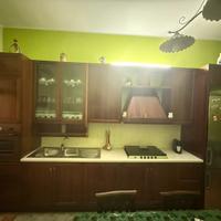 Cucina con tavolo e sedie