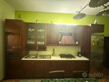 Cucina con tavolo e sedie