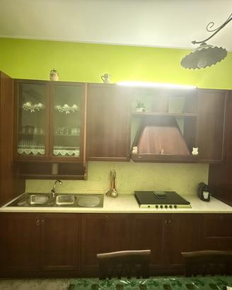 Cucina con tavolo e sedie
