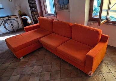 Divano con chaise longue marca Mazzoni Parma