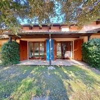 VILLETTA A SCHIERA IMMERSA NEL VERDE