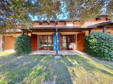 VILLETTA A SCHIERA IMMERSA NEL VERDE