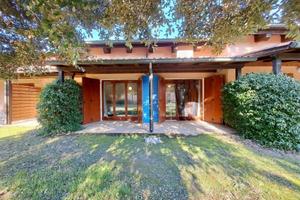 VILLETTA A SCHIERA IMMERSA NEL VERDE