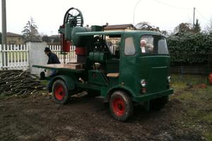 Taglia e spacca legna su ruote