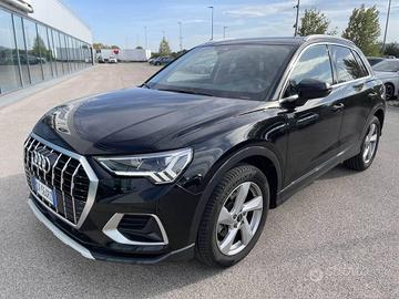 Audi Q3 35 2.0 tdi Identity Black s-tronic