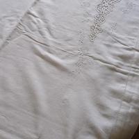 Lenzuolo ricamato a mano