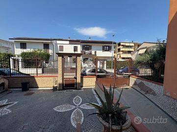 VILLA A SCHIERA A TRENTOLA-DUCENTA