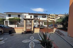 VILLA A SCHIERA A TRENTOLA-DUCENTA