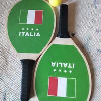 racchette in legno con pallina sport beach tennis