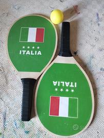 racchette in legno con pallina sport beach tennis