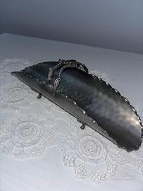 Centro tavola in peltro lavorato- vintage