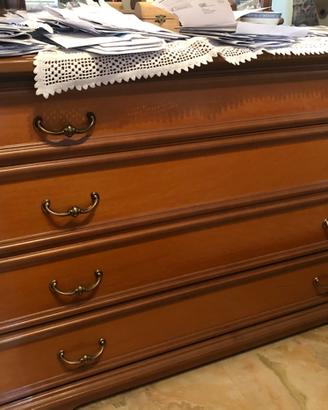 Stanza in noce con struttura letto