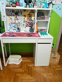 Scrivania IKEA MICKE con libreria e cassettiera 