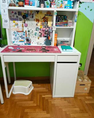 Scrivania IKEA MICKE con libreria e cassettiera 