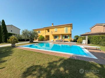 In c erca di una villa con piscina?