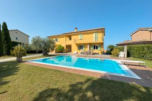 In c erca di una villa con piscina?