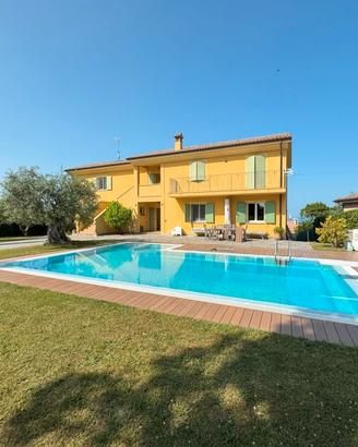 In c erca di una villa con piscina?