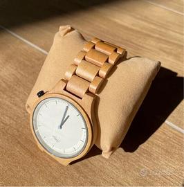 Orologio con cinturino e cassa in legno