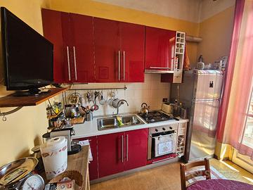 Cucina compresa di elettrodomestici 