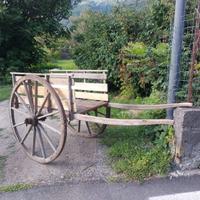Antico carro in legno