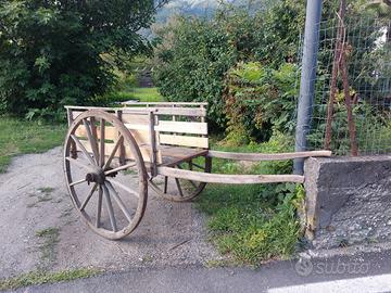 Antico carro in legno