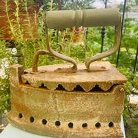 Ferro da stiro antico in ghisa a carbone