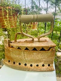 Ferro da stiro antico in ghisa a carbone