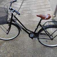 bicicletta donna colore nero con portaoggetti ante