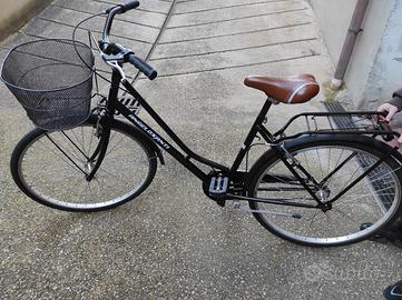 bicicletta donna colore nero con portaoggetti ante