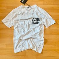 Maglietta nuova con cartellino