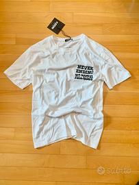 Maglietta nuova con cartellino