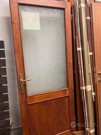 porta in legno con vetro