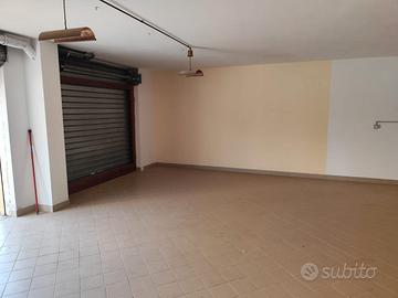 Magazzino fronte strada