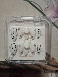 PRESS ON MODELLO BIANCO/NERO CON STRASS TAGLIA S