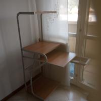 scrivania porta computer con rotelle