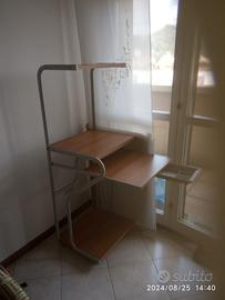 scrivania porta computer con rotelle