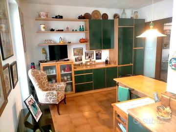 Ampia cucina componibile angolare verde e  legno