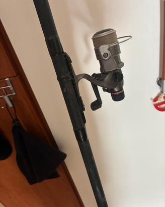 2 canne da pesca e qualche piu un mulinello