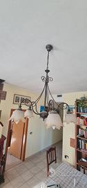 Lampadario in ferro battuto con 5 fiori in vetro