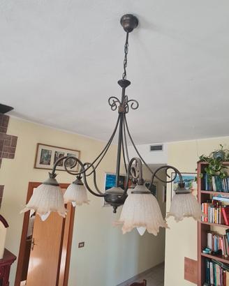 Lampadario in ferro battuto con 5 fiori in vetro