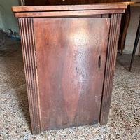 Mobiletto con macchina da cucire