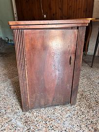 Mobiletto con macchina da cucire