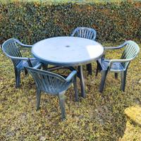 tavolo e sedie di plastica verde da giardino