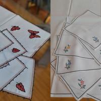 Due tovagliette da tè: una in cotone o lino legger