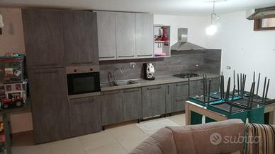 Cucina con elettrodomestici annessi