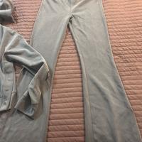 Completo tuta con pantaloni zampa e felpa