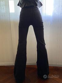 Jeans neri a vita alta e a zampa