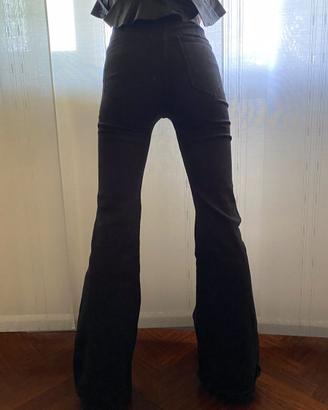 Jeans neri a vita alta e a zampa