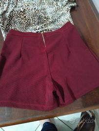 Gonna a pantaloncino con maglietta corta sopra