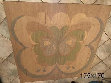 Tappeto moderno vintage con farfalla stilizzata –